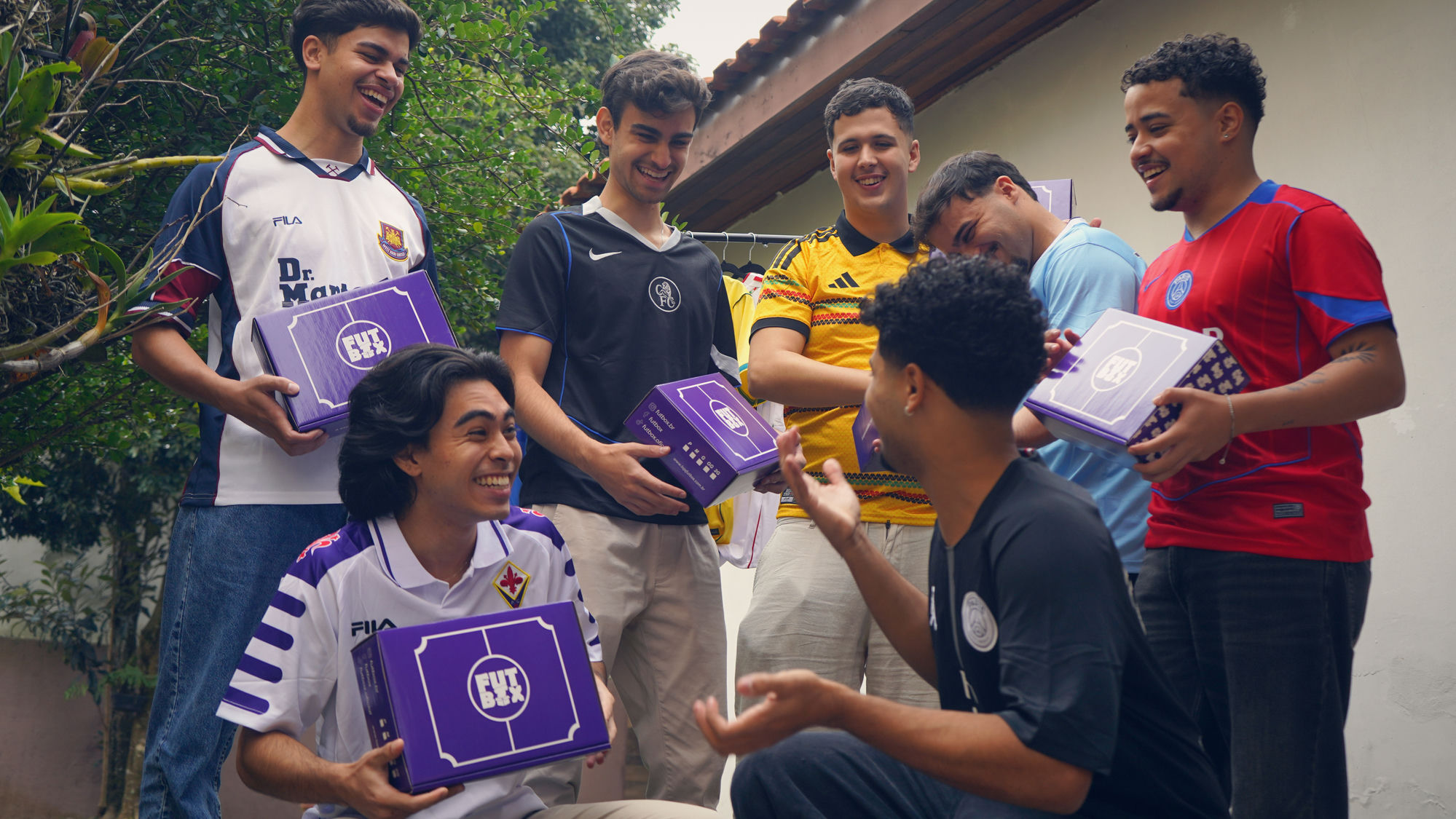 Turma de amigos com suas caixas Futbox