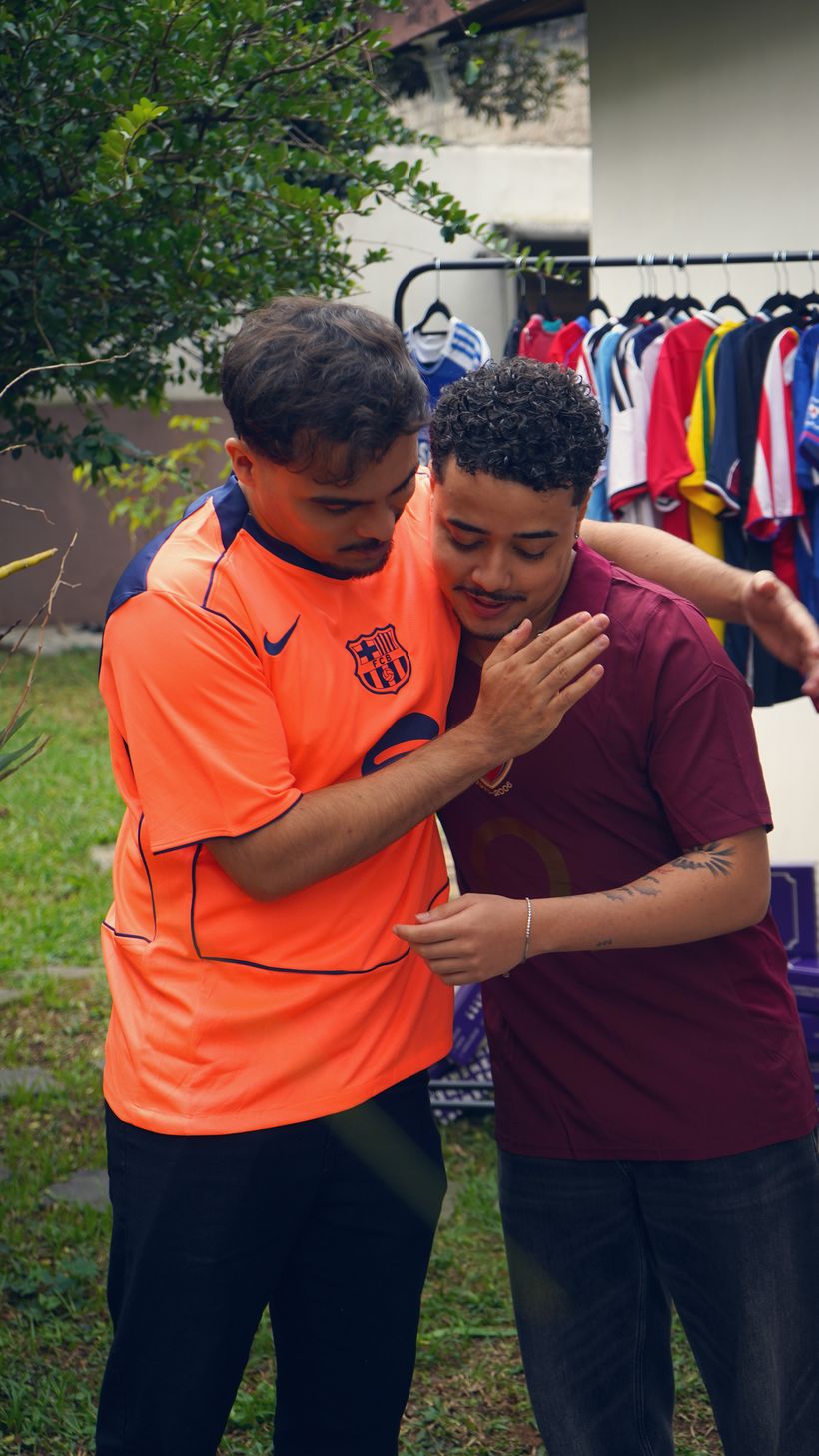 Amigos com as caixas Futbox