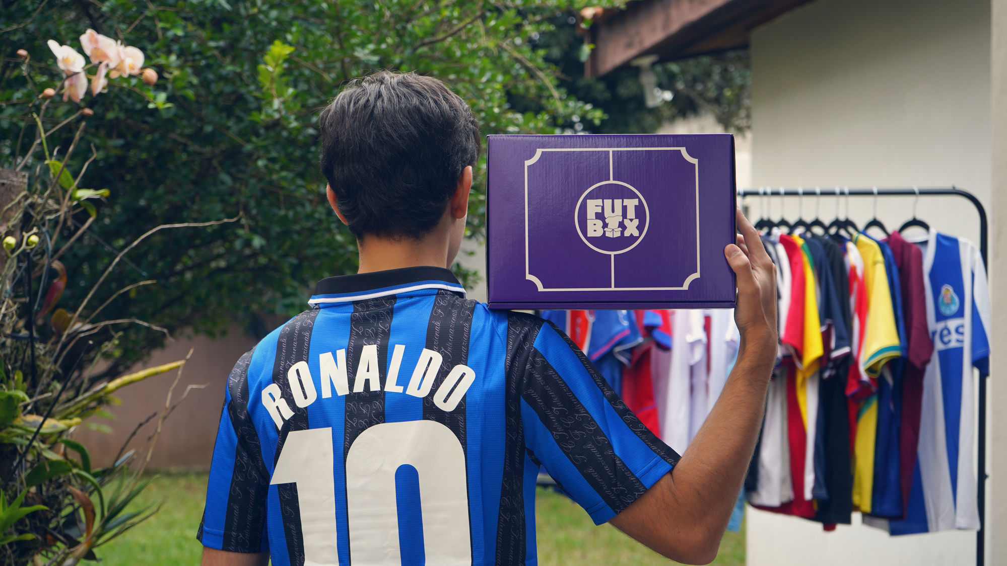 Camisa retrô da Inter com a caixa Futbox e arara de camisas ao fundo