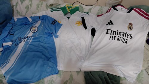 Três camisas recebidas na Futbox: Manchester City, uma retrô branca e o Real Madrid novo