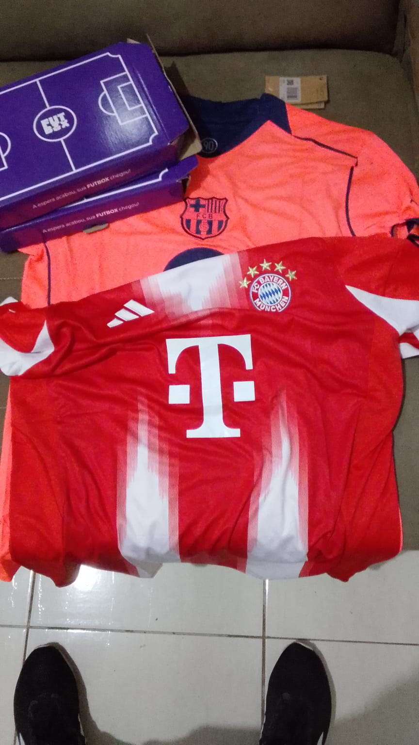 Caixas roxas da Futbox com a camisa do Barcelona away e do Bayern de Munique