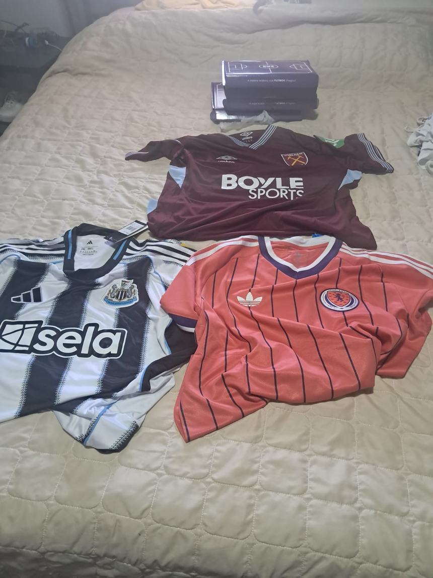 Três caixas da Futbox com as camisas do West Ham, do Newcastle e a retrô da Escócia