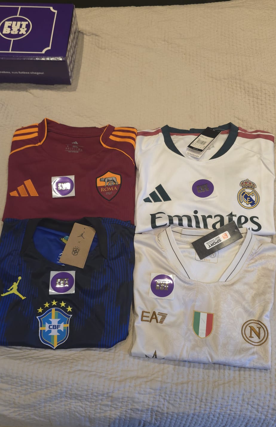 4 camisas recebidas com a caixa Futbox: Roma, Real Madrid, Brasil e Napoli